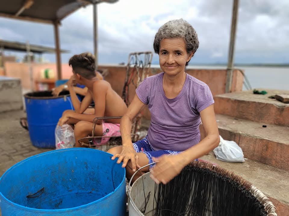 Estampa de mujeres porteñas dedicadas a las actividades de la pesca artesanal